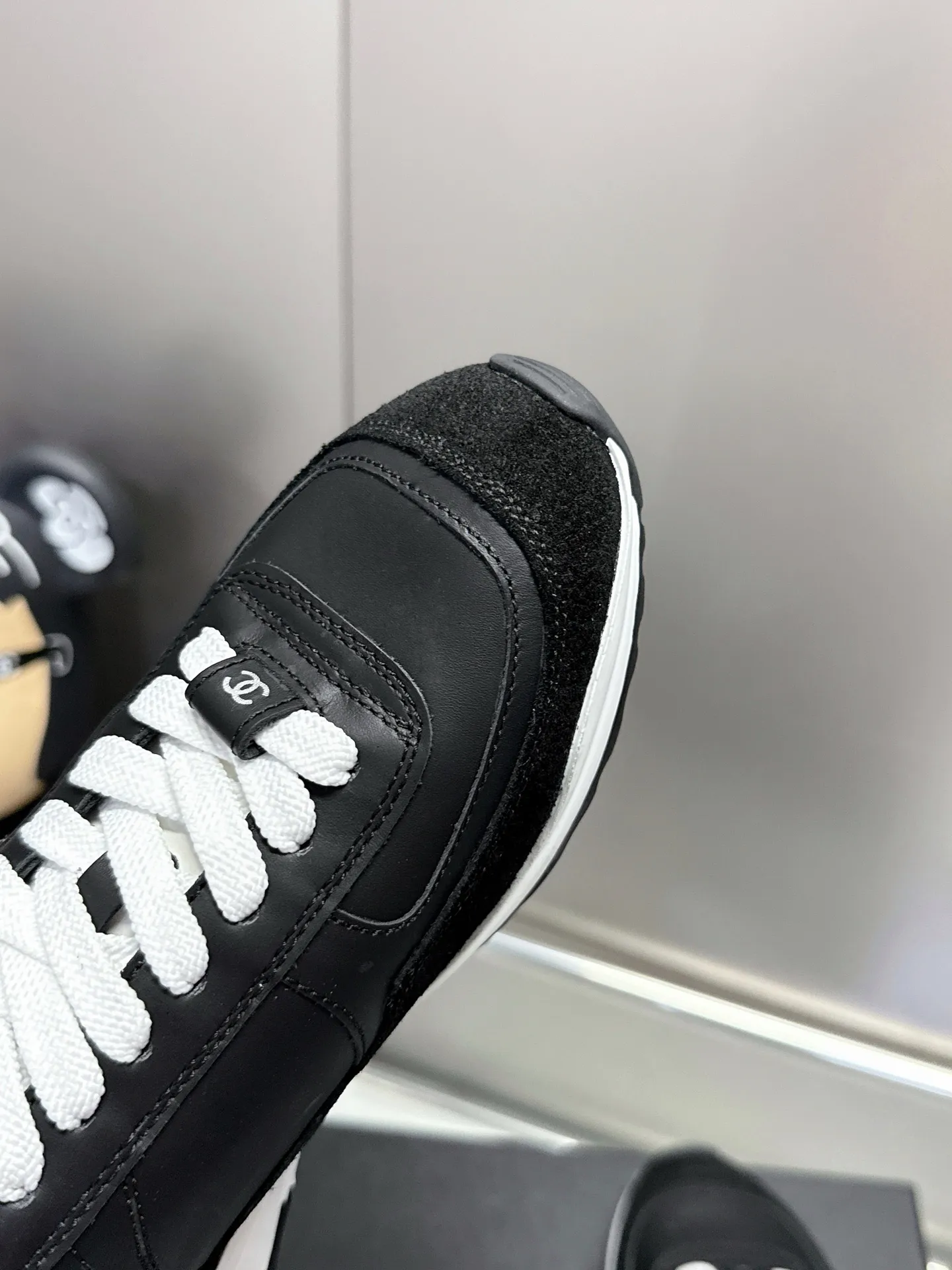 👟👟Ex-factory price 500👟👟 (size 35-40) Chanel 25p panda sneakers! It’s really out of the spotlight recently, and there’s a reason why it’s so popular! The upper is made of first-layer calfskin, with a sheepskin lining, which is breathable and comfortable. It has a full whitening effect and can easily show off your slender legs when paired with any style of clothes. Whoever wears it will look better~ The comfort level is simply amazing. Beauty and comfort coexist, and they are extremely versatile. Wearing it can easily walk ten or twenty thousand steps without any pressure, and it feels light and breathable. The classic black and white color scheme is really the best for spring and summer wear! No matter what kind of clothes you wear in daily life, you can never go wrong. You can mix and match them beautifully and look very delicate and stylish. People with wide feet don’t have to worry about making their feet look fat. Wearing it will make your feet look better. I really love this pair of shoes. Come and get a pair to make your steps more comfortable and fashionable!